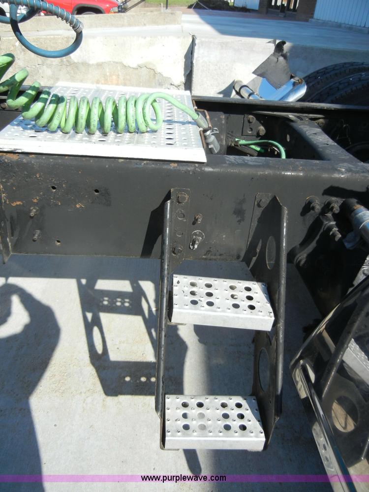 image for item C4316 2001 Freightliner FLD120 semi truck