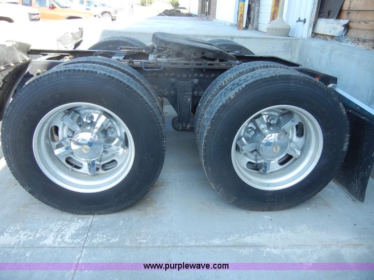 image for item C4316 2001 Freightliner FLD120 semi truck