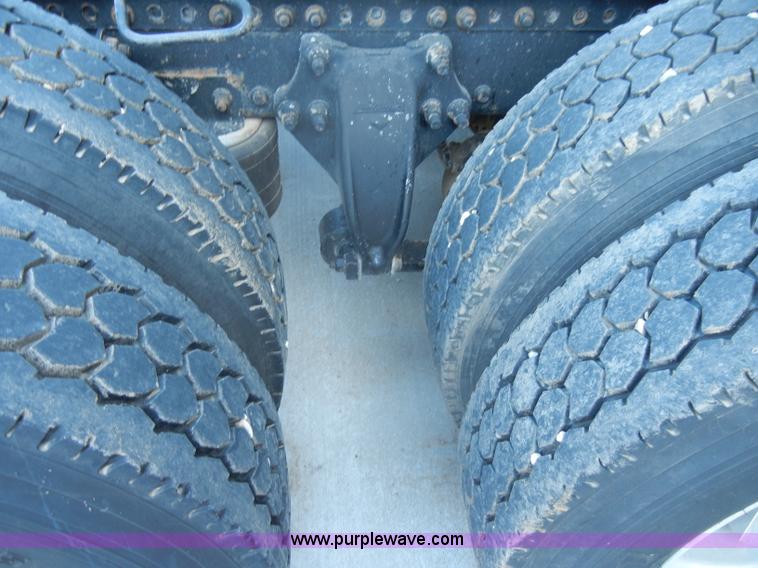 image for item C4316 2001 Freightliner FLD120 semi truck