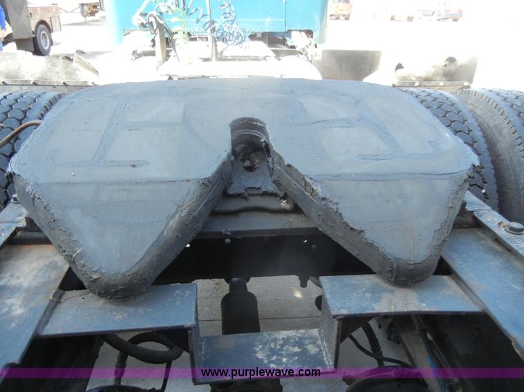 image for item C4316 2001 Freightliner FLD120 semi truck