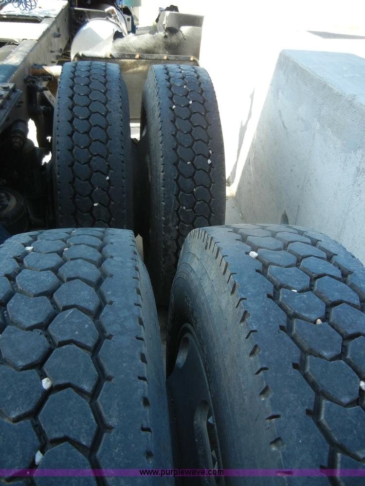 image for item C4316 2001 Freightliner FLD120 semi truck