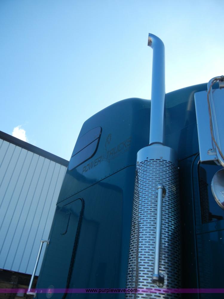 image for item C4316 2001 Freightliner FLD120 semi truck