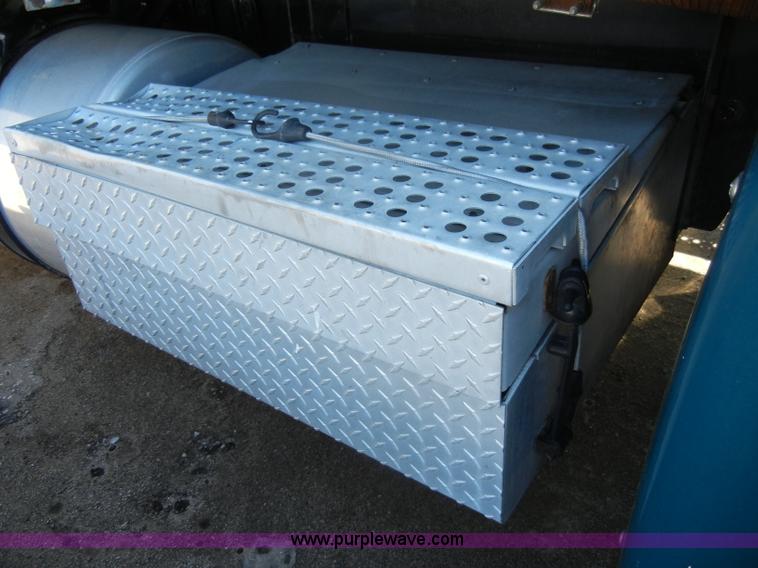 image for item C4316 2001 Freightliner FLD120 semi truck