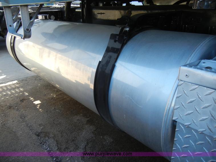 image for item C4316 2001 Freightliner FLD120 semi truck