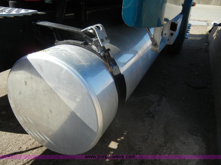 image for item C4316 2001 Freightliner FLD120 semi truck