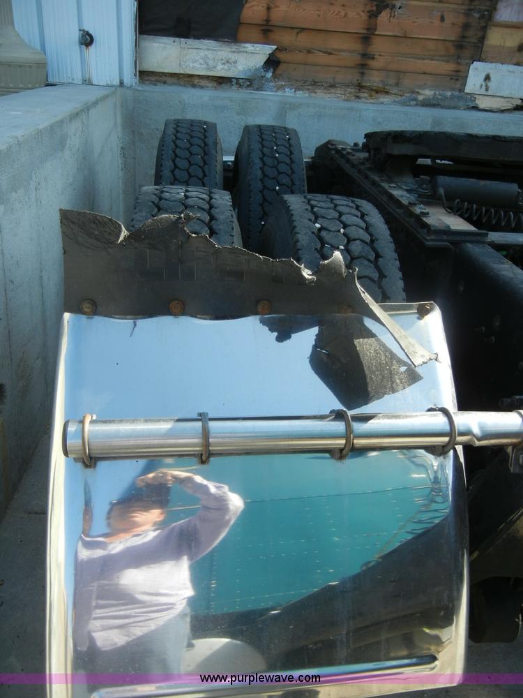 image for item C4316 2001 Freightliner FLD120 semi truck