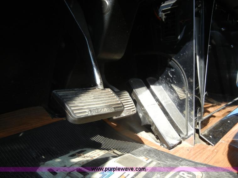 image for item C4316 2001 Freightliner FLD120 semi truck