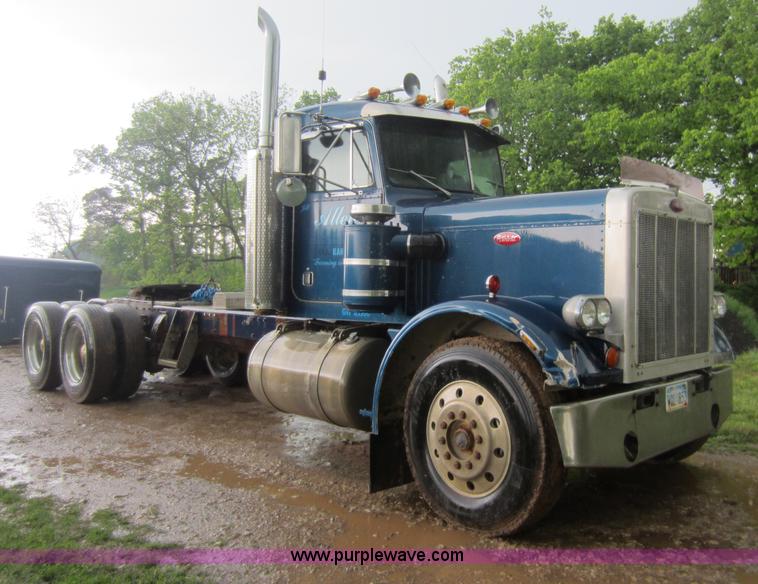 image for item C5442 1985 Peterbilt 359 semi truck
