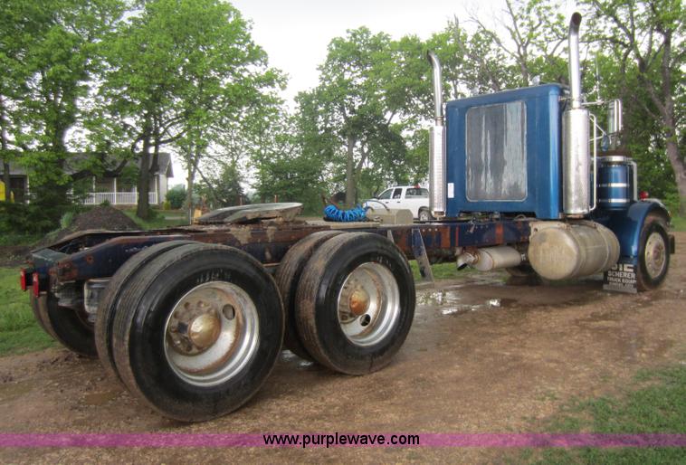 image for item C5442 1985 Peterbilt 359 semi truck