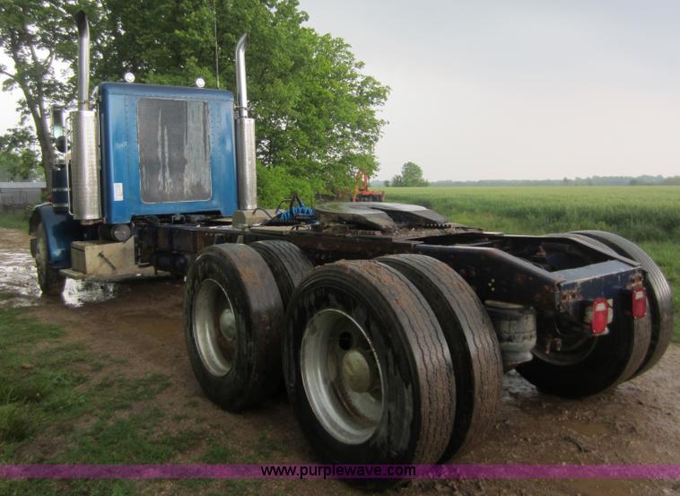 image for item C5442 1985 Peterbilt 359 semi truck