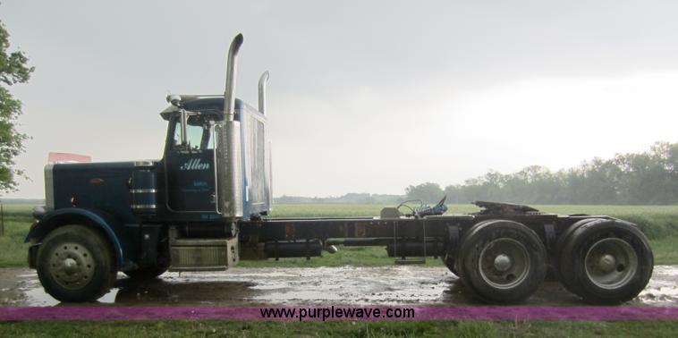 image for item C5442 1985 Peterbilt 359 semi truck