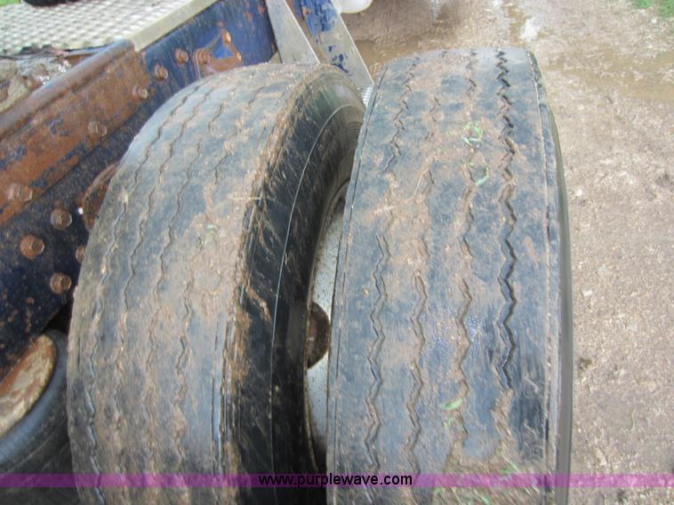 image for item C5442 1985 Peterbilt 359 semi truck