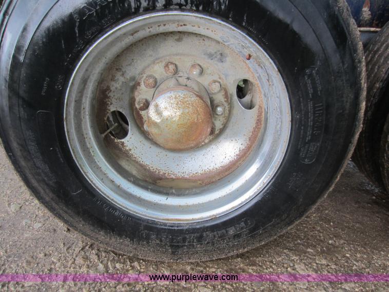 image for item C5442 1985 Peterbilt 359 semi truck