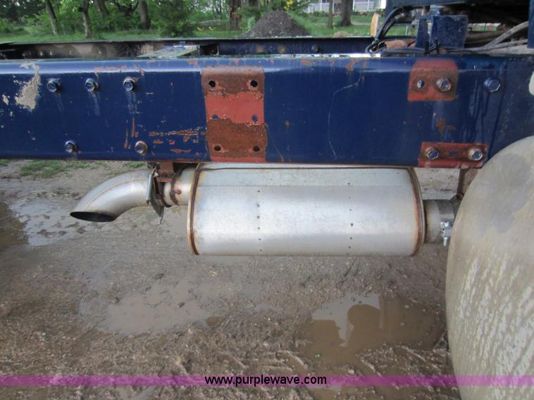 image for item C5442 1985 Peterbilt 359 semi truck