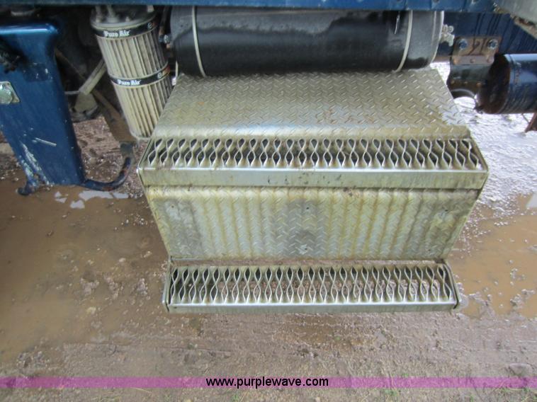 image for item C5442 1985 Peterbilt 359 semi truck