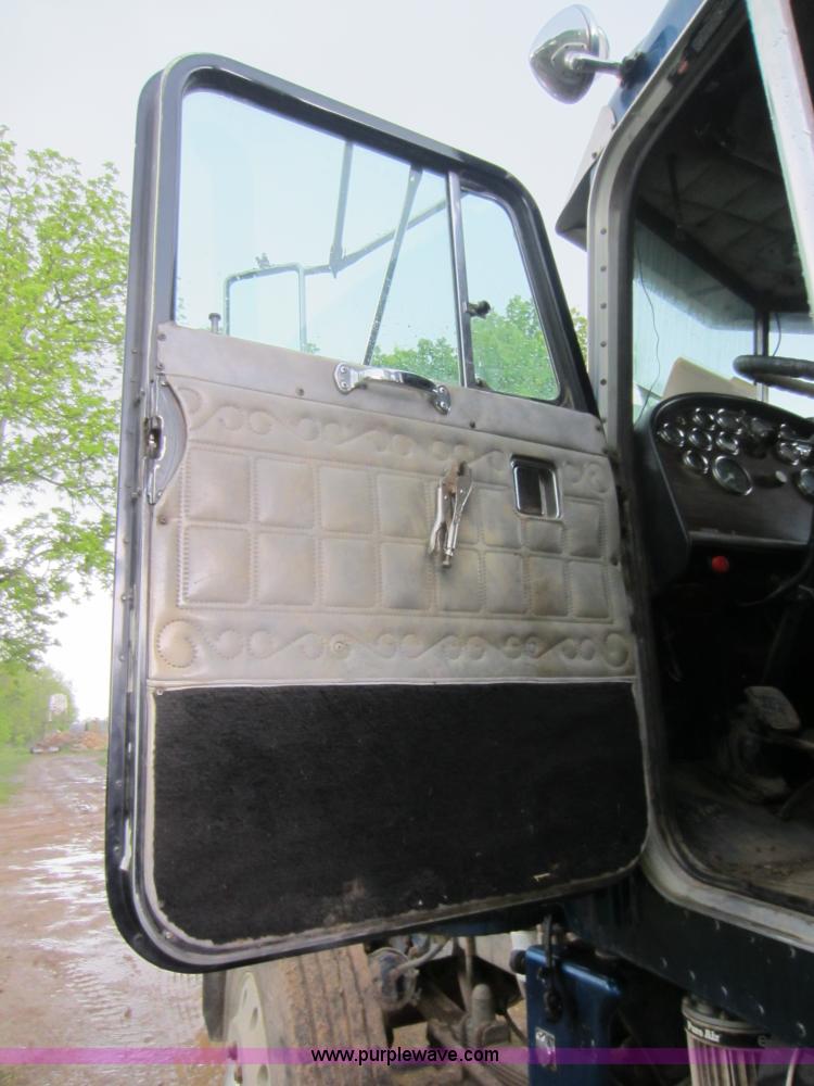 image for item C5442 1985 Peterbilt 359 semi truck