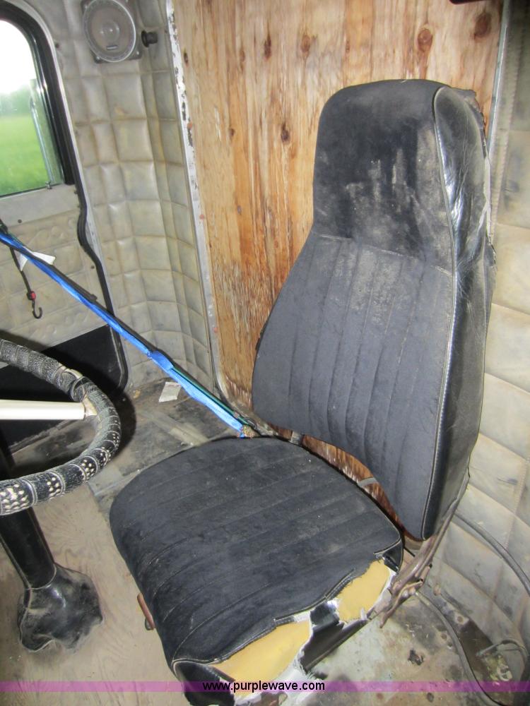 image for item C5442 1985 Peterbilt 359 semi truck