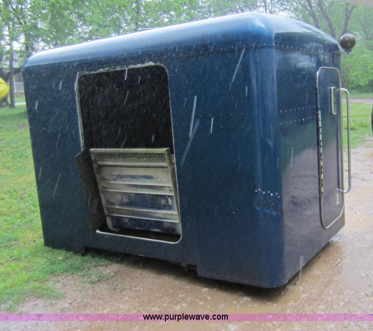 image for item C5442 1985 Peterbilt 359 semi truck