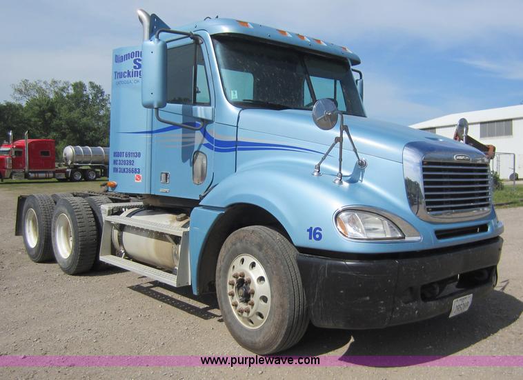 image for item C5459 2003 Freightliner Columbia semi truck