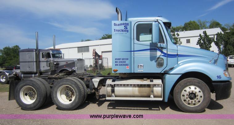 image for item C5459 2003 Freightliner Columbia semi truck