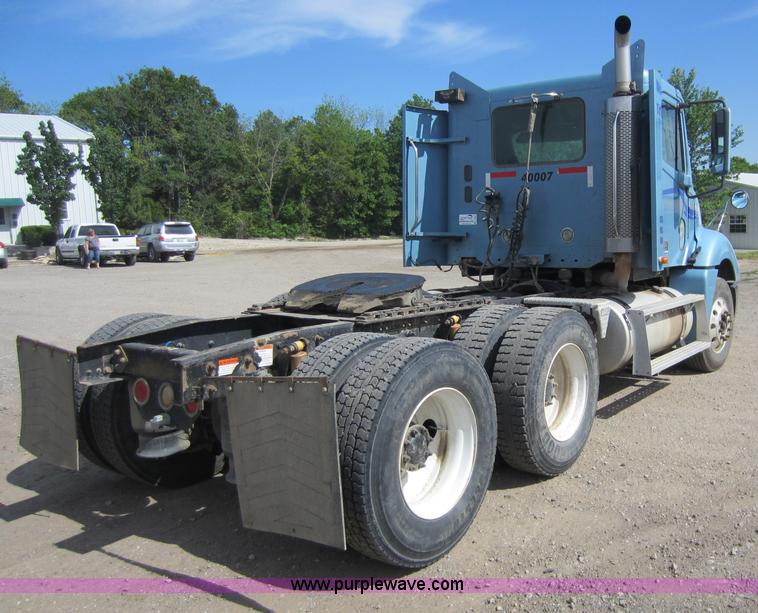 image for item C5459 2003 Freightliner Columbia semi truck