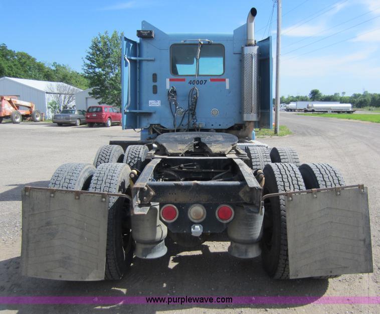 image for item C5459 2003 Freightliner Columbia semi truck