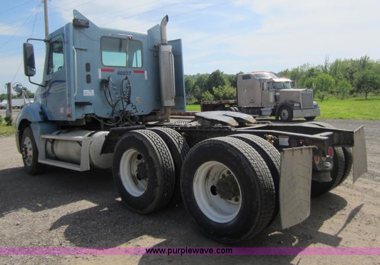 image for item C5459 2003 Freightliner Columbia semi truck