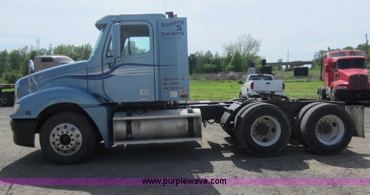 image for item C5459 2003 Freightliner Columbia semi truck