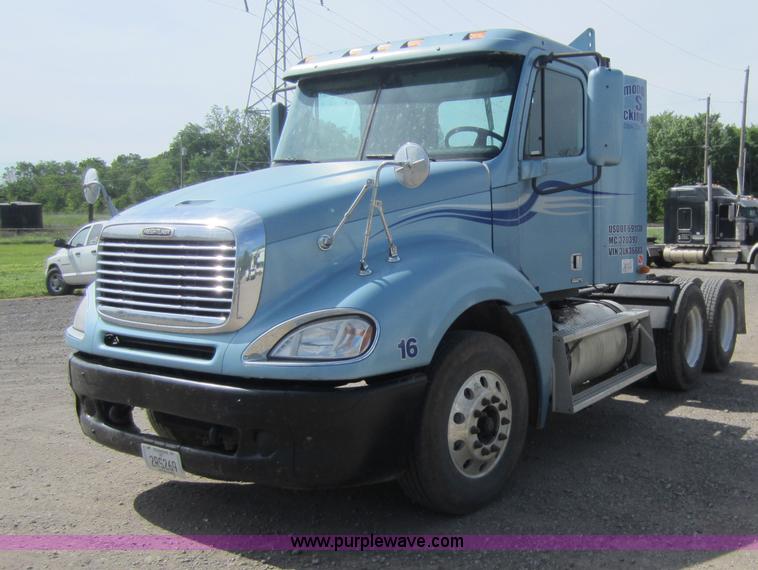 image for item C5459 2003 Freightliner Columbia semi truck