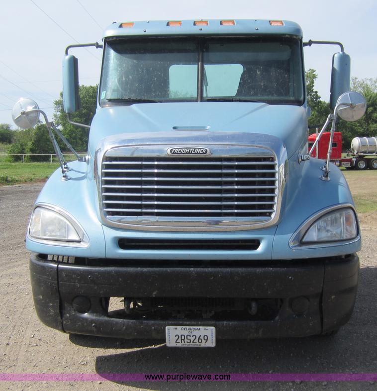 image for item C5459 2003 Freightliner Columbia semi truck