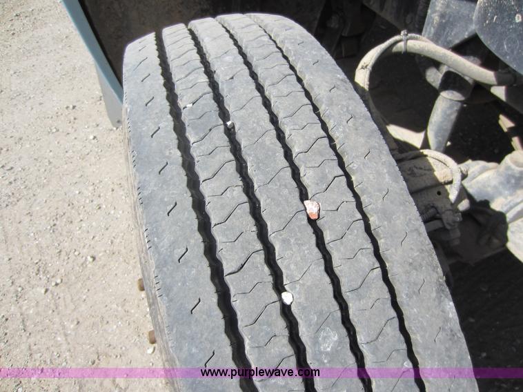 image for item C5459 2003 Freightliner Columbia semi truck