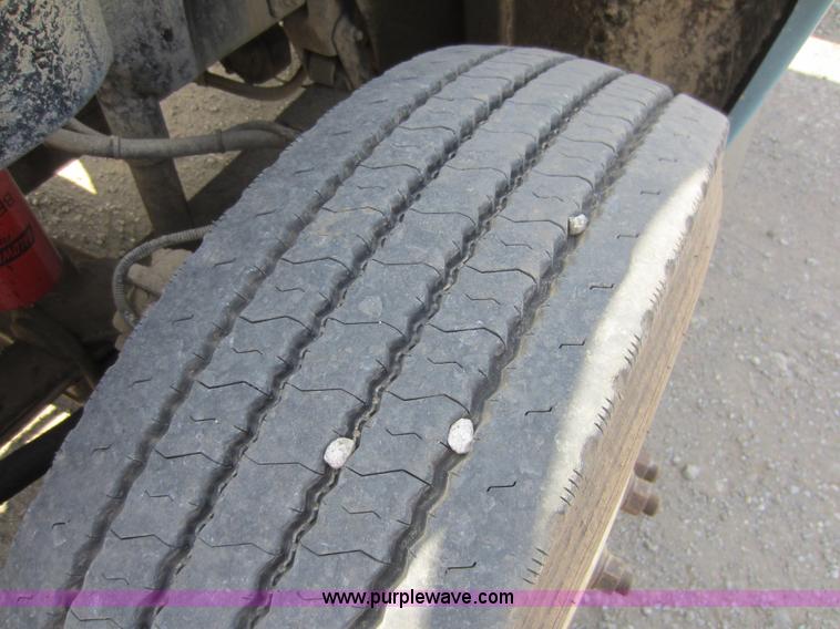 image for item C5459 2003 Freightliner Columbia semi truck