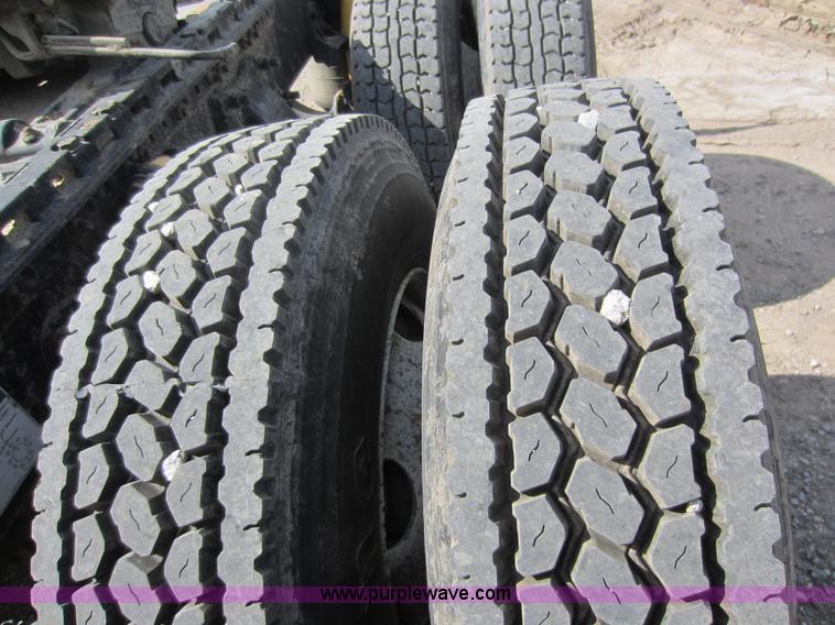 image for item C5459 2003 Freightliner Columbia semi truck