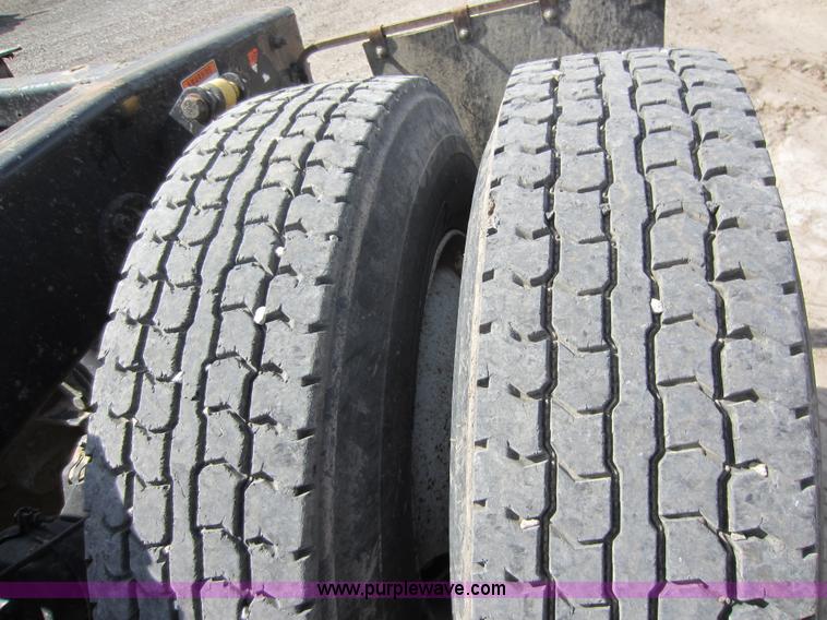 image for item C5459 2003 Freightliner Columbia semi truck