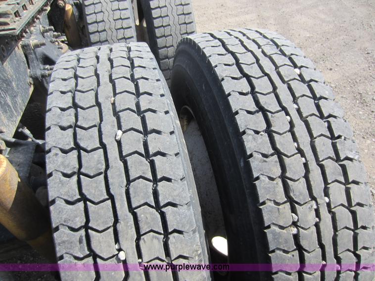 image for item C5459 2003 Freightliner Columbia semi truck