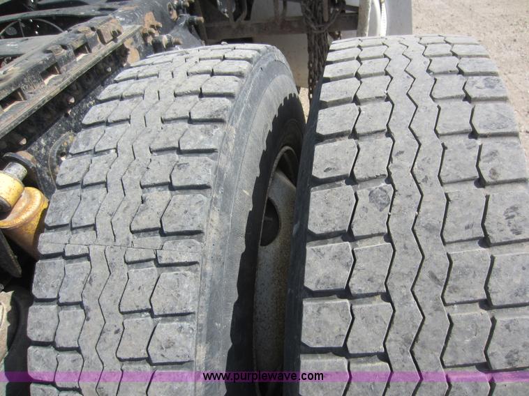 image for item C5459 2003 Freightliner Columbia semi truck