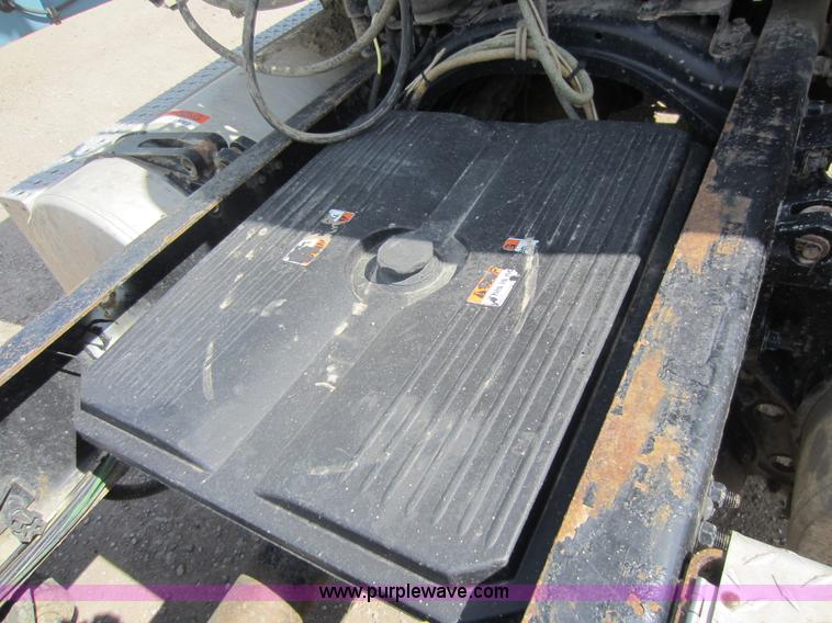 image for item C5459 2003 Freightliner Columbia semi truck