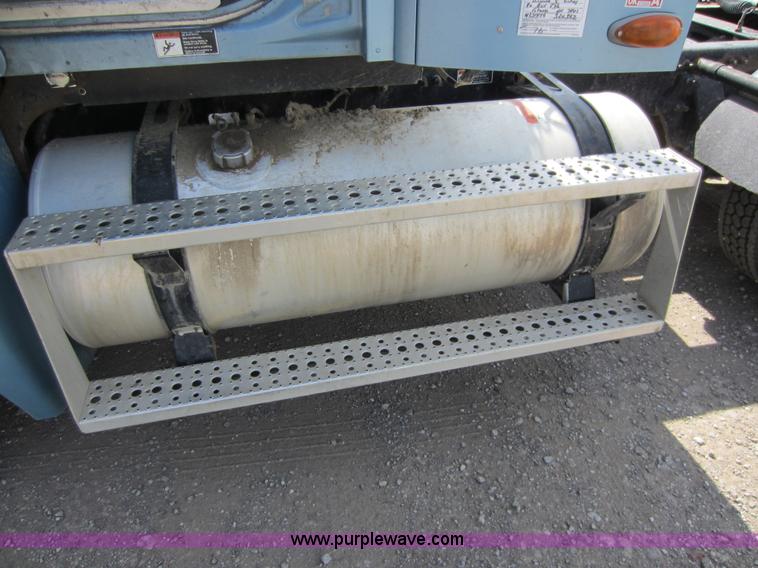 image for item C5459 2003 Freightliner Columbia semi truck