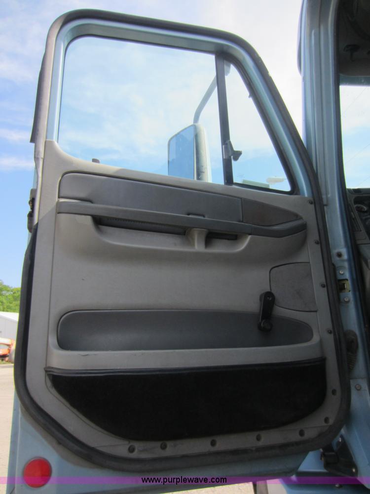 image for item C5459 2003 Freightliner Columbia semi truck