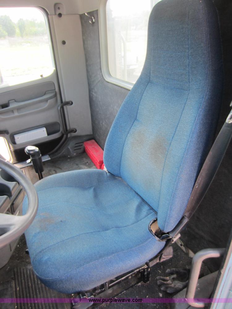 image for item C5459 2003 Freightliner Columbia semi truck