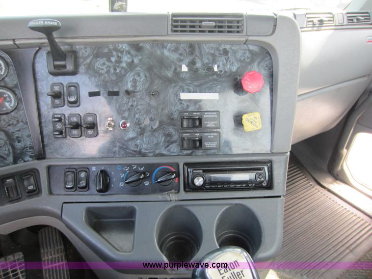 image for item C5459 2003 Freightliner Columbia semi truck