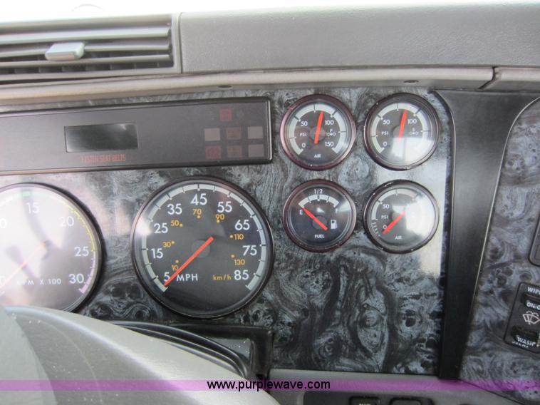 image for item C5459 2003 Freightliner Columbia semi truck