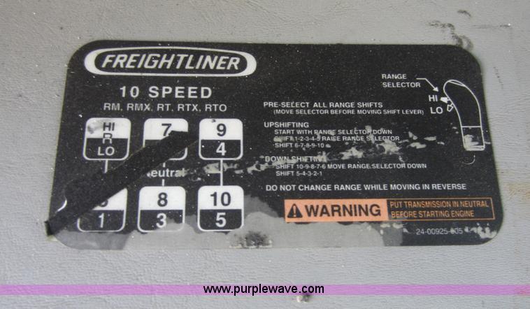 image for item C5459 2003 Freightliner Columbia semi truck