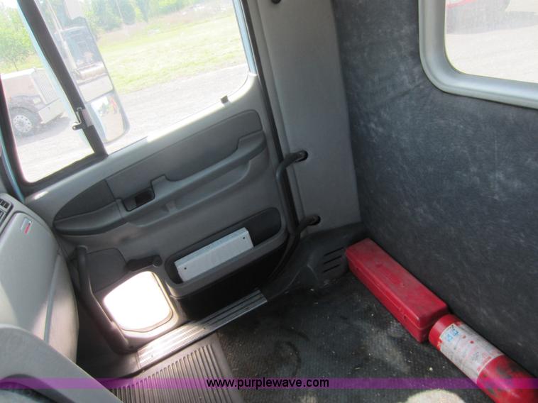 image for item C5459 2003 Freightliner Columbia semi truck