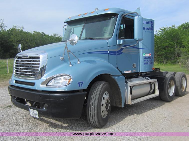 image for item C5461 2003 Freightliner Columbia semi truck