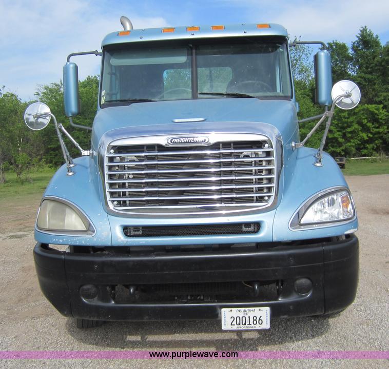 image for item C5461 2003 Freightliner Columbia semi truck