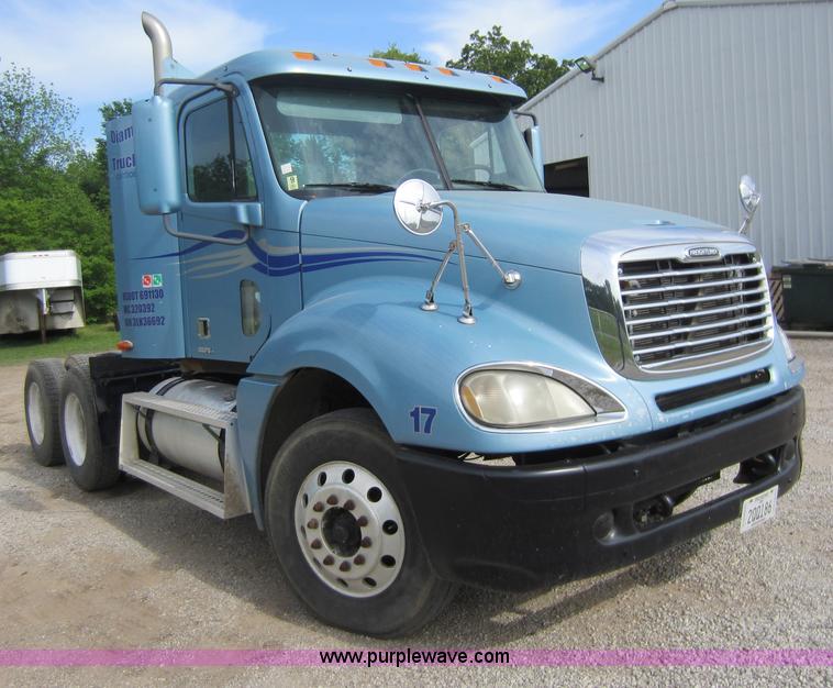 image for item C5461 2003 Freightliner Columbia semi truck