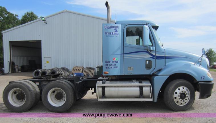 image for item C5461 2003 Freightliner Columbia semi truck