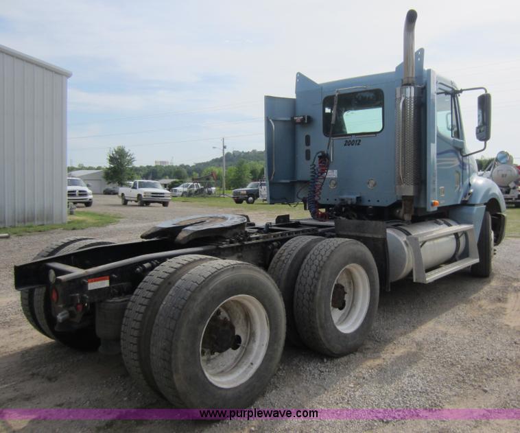 image for item C5461 2003 Freightliner Columbia semi truck