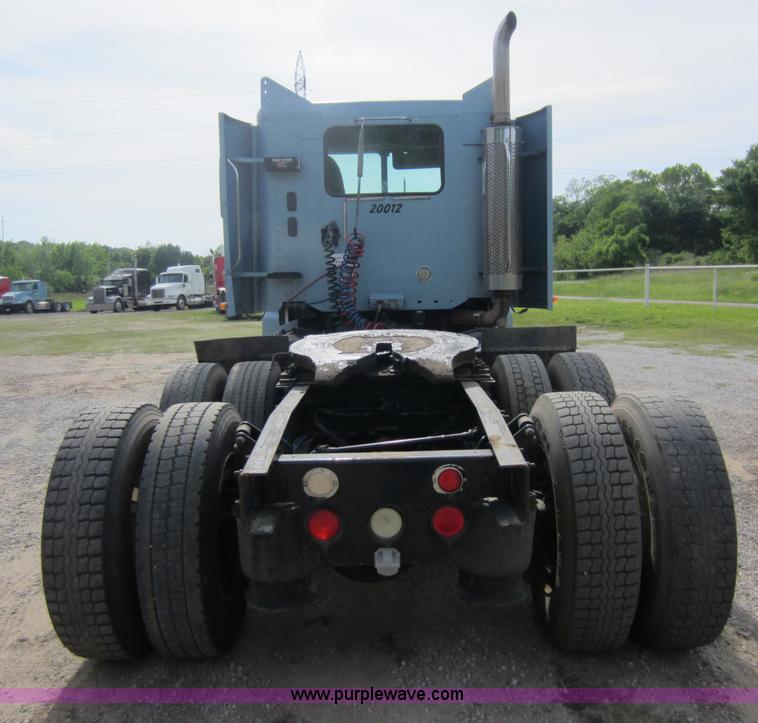 image for item C5461 2003 Freightliner Columbia semi truck